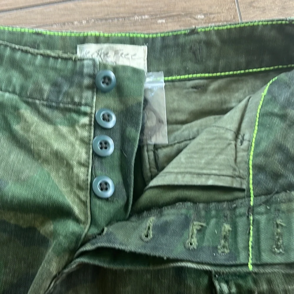 ✨HP✨WE THE FREE / FREE PEOPLE Women's Commander Cutoff Camo Shorts Green…